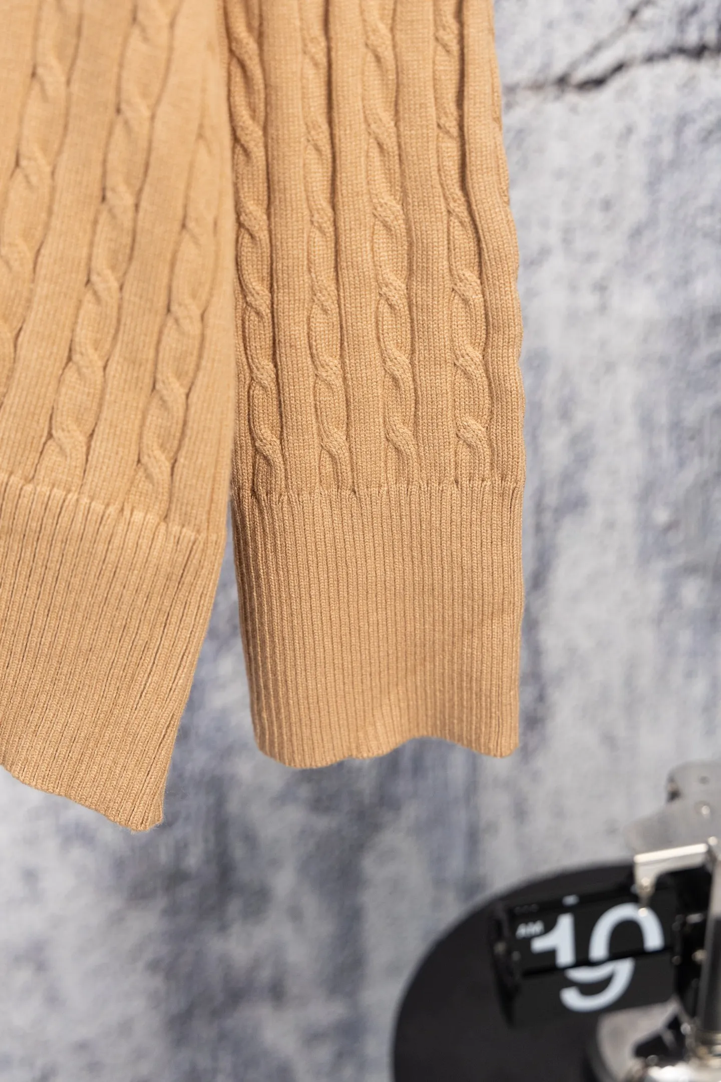P190 Ralph Lauren Classic V-neck Solid Color Pony Embroidered Logo Knitted Cardigan Long Sleeve Ralph Lauren Classic Basic Versatile Twist Knitted Cardigan Long Sleeve Main supply platform live broadcast Wholesale entity Replenish when out of stock Not removed from the shelves Quality 1:1 patterning Complete three standards Correct version of pony logo Imported quality cotton yarn Focus on high-end Cost-effective Good quality Needless to say Zhao Lusi's same style is really amazing, so sweet I'm so beautiful. This cardigan is really good-looking. It's simple and easy to wear. It's a must-have for goddess ootd. Good-looking clothes are never picky. A must-have in the wardrobe of goddesses. Size: S-XL. Color: Navy blue, red, khaki, dark gray.
